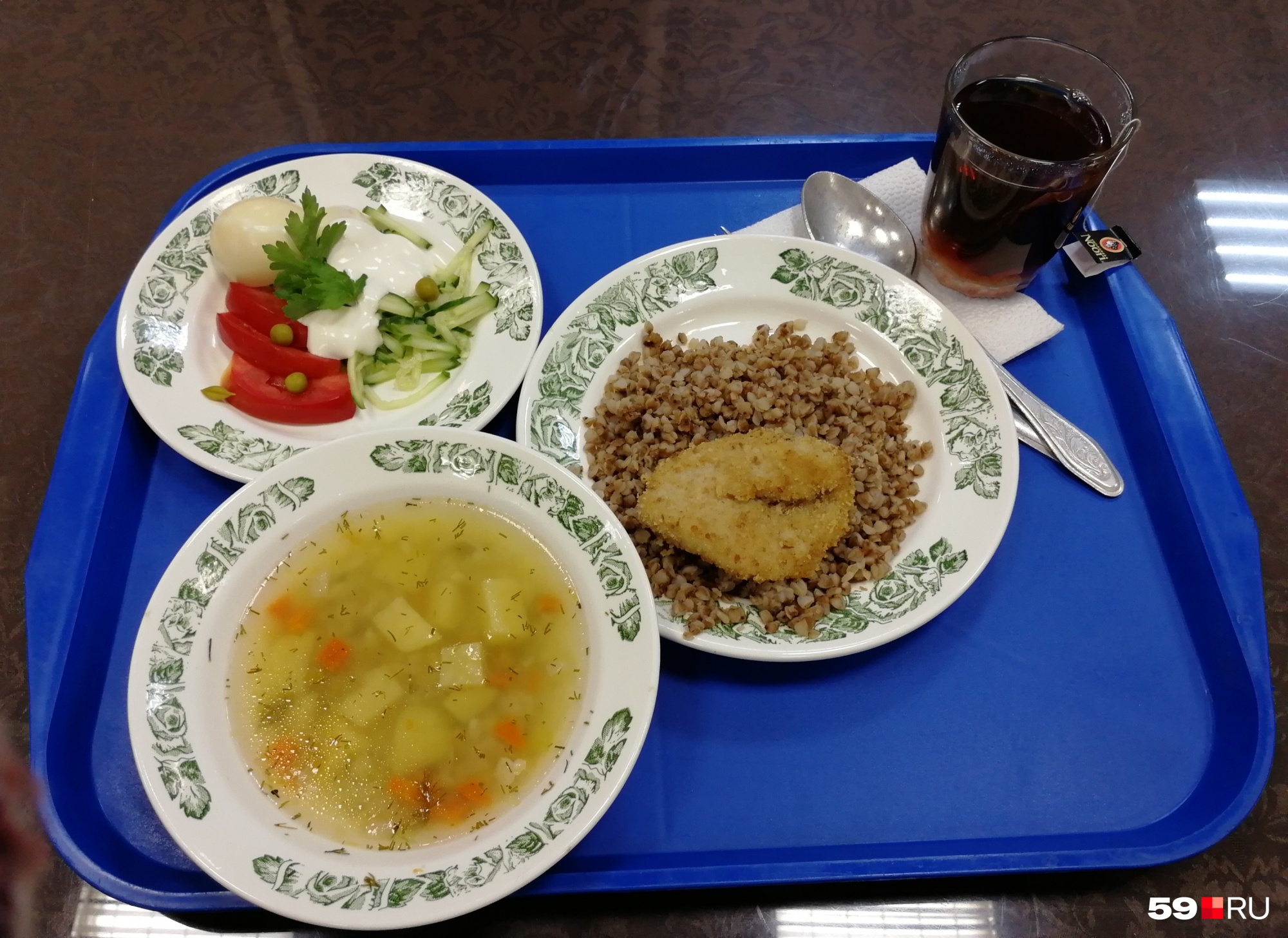 Комплексный обед плюс салат — все вместе стоит меньше 140 рублей