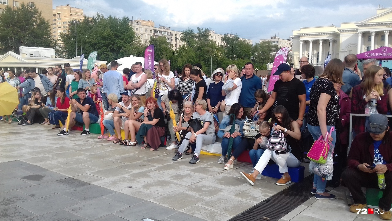 Очень популярная площадка. Посмотрите, сколько тут зрителей Очень популярная площадка. Посмотрите, сколько тут зрителей