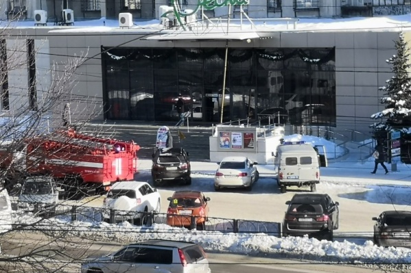 Волна январских эвакуаций началась с Магнитогорска, где силовикам пришлось проверять в том числе торговые центры Волна январских эвакуаций началась с Магнитогорска, где силовикам пришлось проверять в том числе торговые центры