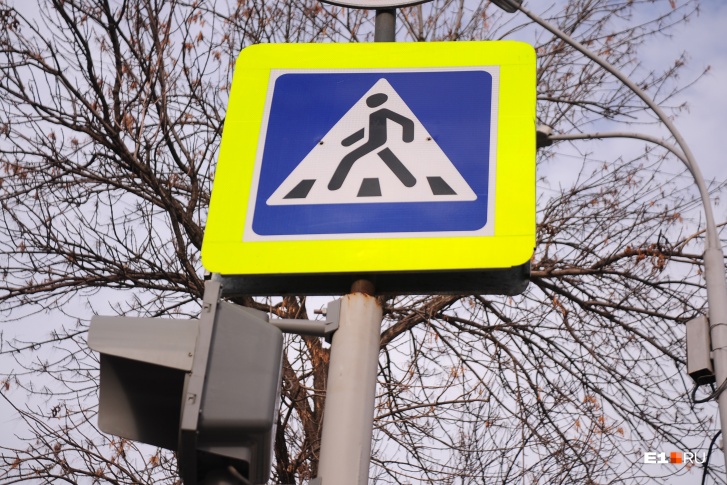 Каждый пешеходный переход сегодня должен быть оборудован дорожными знаками на желтом фоне