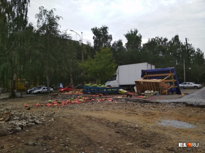 Запах от разбитых арбузов распространился на всю улицу Запах от разбитых арбузов распространился на всю улицу