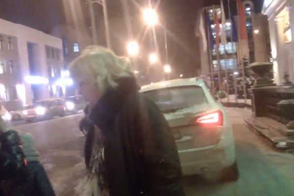 Пешеход сделал замечание автомобилистке из-за неправильной парковки, на что она отреагировала очень эмоционально. Разгар конфликта мужчина заснял на камеру мобильного телефона и выложил в интернет Пешеход сделал замечание автомобилистке из-за неправильной парковки, на что она отреагировала очень эмоционально. Разгар конфликта мужчина заснял на камеру мобильного телефона и выложил в интернет 