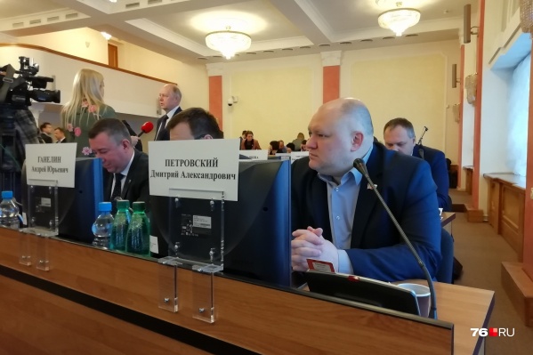 Депутат Дмитрий Петровский перед заседанием сочинил речитатив и выучил его наизусть Депутат Дмитрий Петровский перед заседанием сочинил речитатив и выучил его наизусть