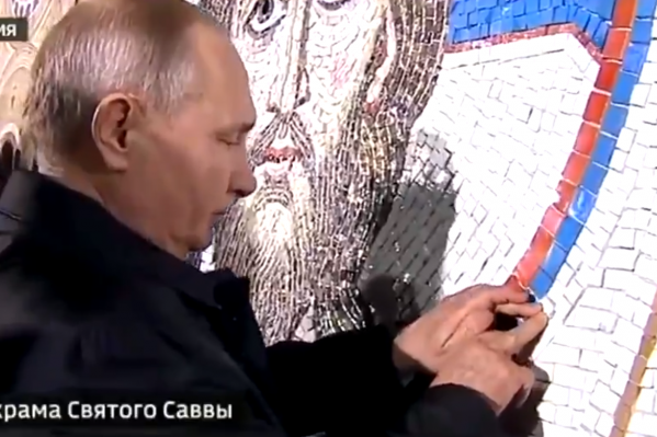 Владимир Путин своими руками завершил мозаику на стене храма Владимир Путин своими руками завершил мозаику на стене храма