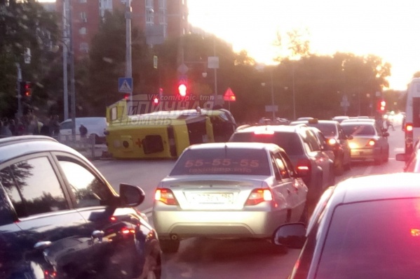 Машина скорой помощи опрокинулась неподалеку от остановки Машина скорой помощи опрокинулась неподалеку от остановки 