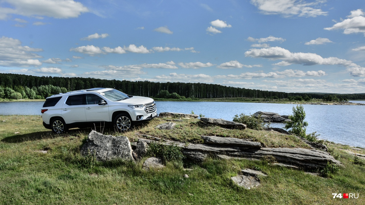 В профиль хорошо заметно, насколько велика колесная база Traverse — 3071 мм В профиль хорошо заметно, насколько велика колесная база Traverse — 3071 мм