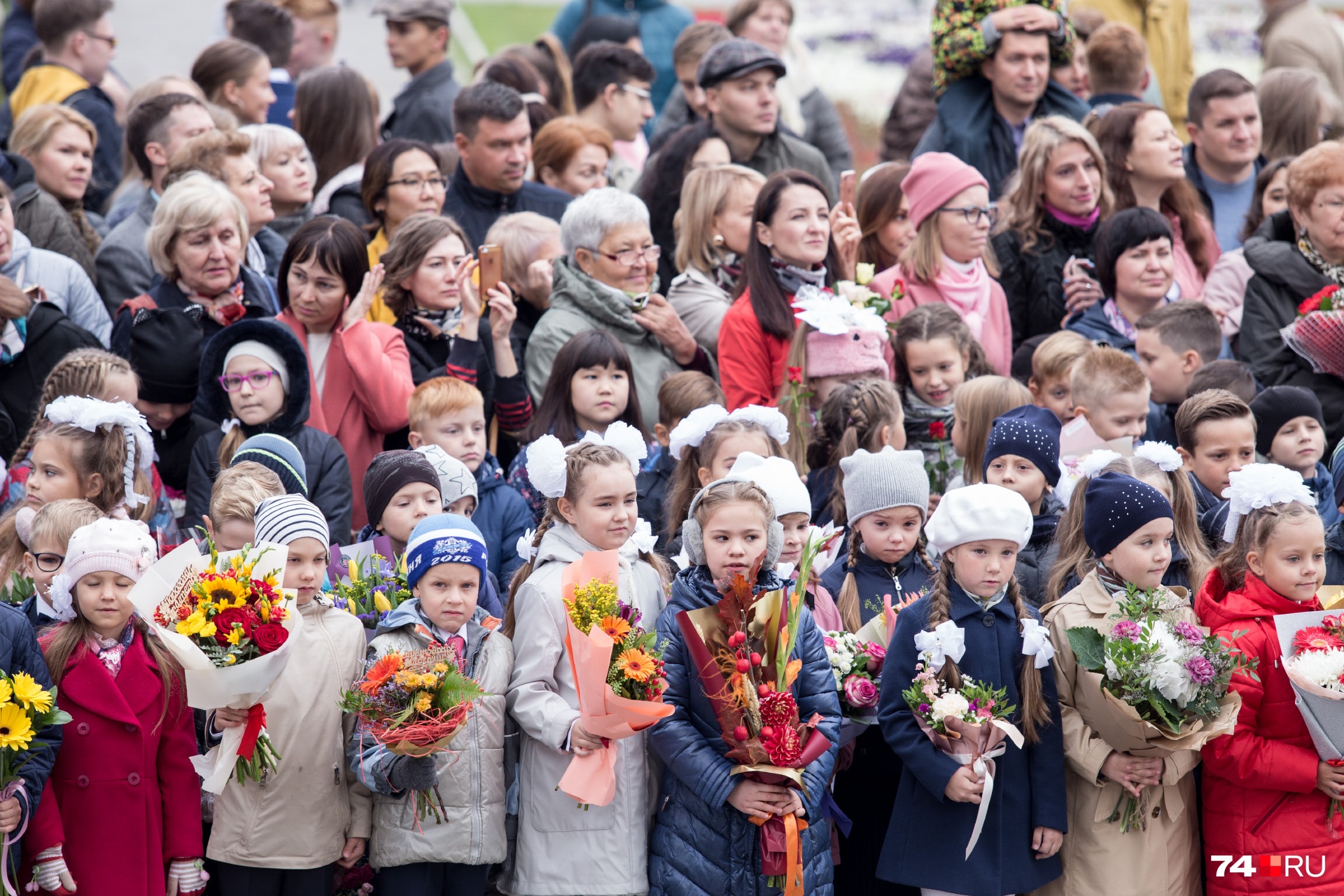 Первоклассников сегодня одели тепло Первоклассников сегодня одели тепло