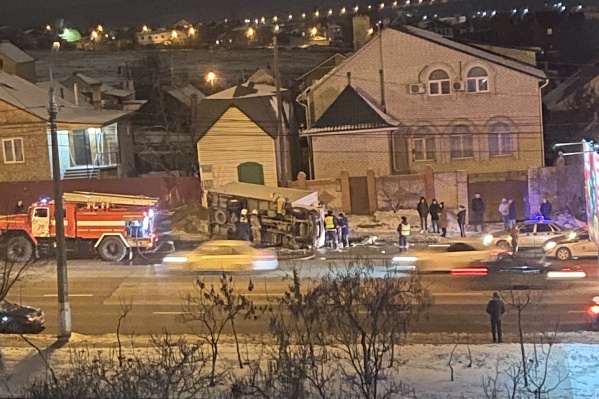 Машина с мертвым водителем наехала на бордюр и опрокинулась Машина с мертвым водителем наехала на бордюр и опрокинулась