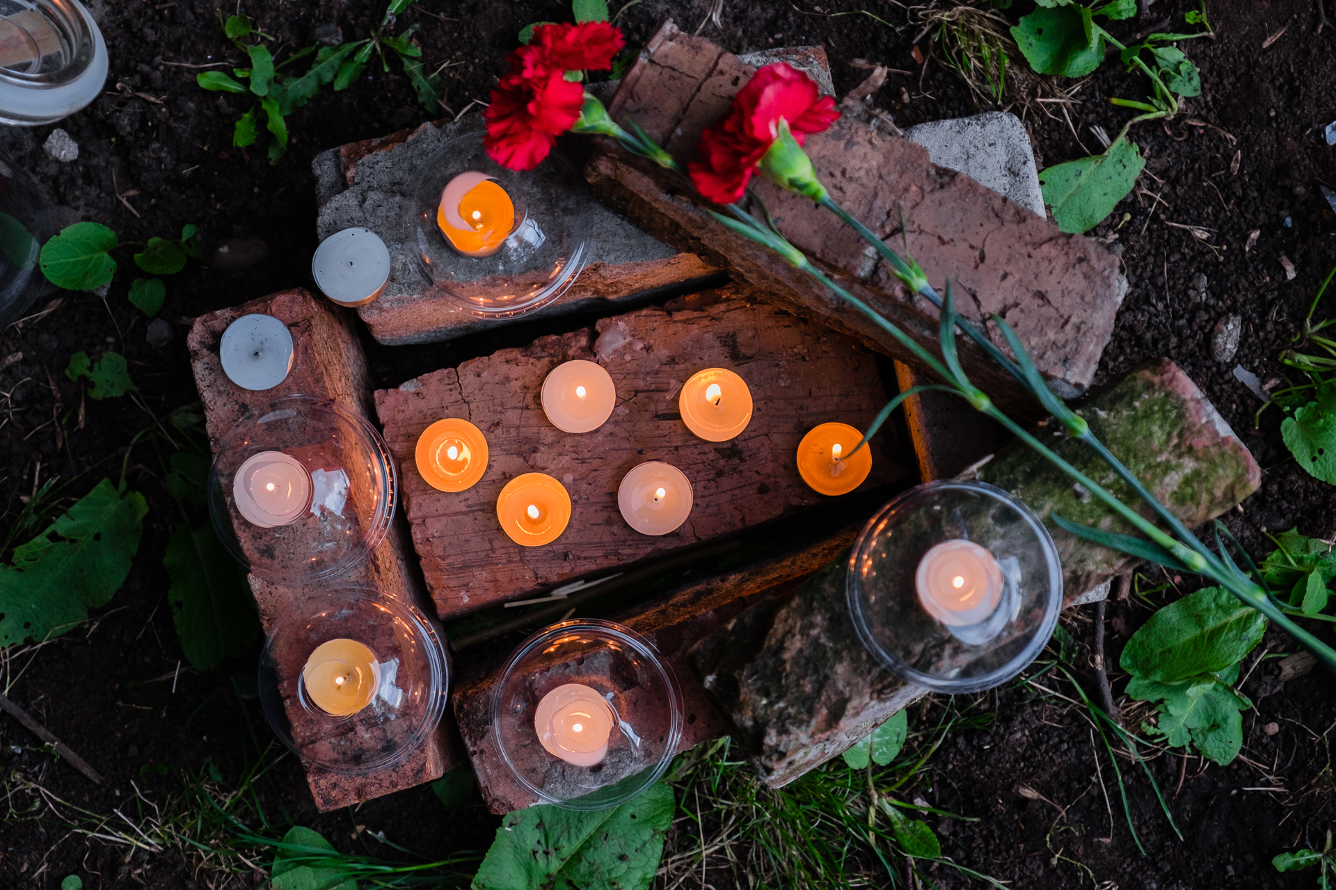 К арт-объектам, созданным Александром Жуневым, пермяки приносят цветы и зажигают свечи