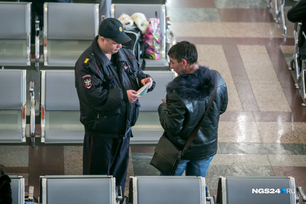 Отобранный у ребенка планшет при обыске нашли полицейские Отобранный у ребенка планшет при обыске нашли полицейские