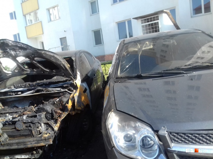 В KIA Rio целыми остались только задние сиденья В KIA Rio целыми остались только задние сиденья