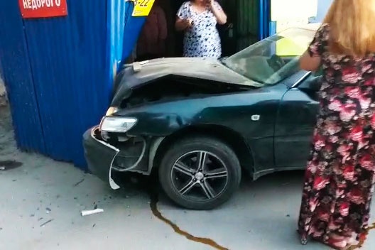 «Тойота» протаранила павильон, который стоит возле дома по Дачной, 33 «Тойота» протаранила павильон, который стоит возле дома по Дачной, 33