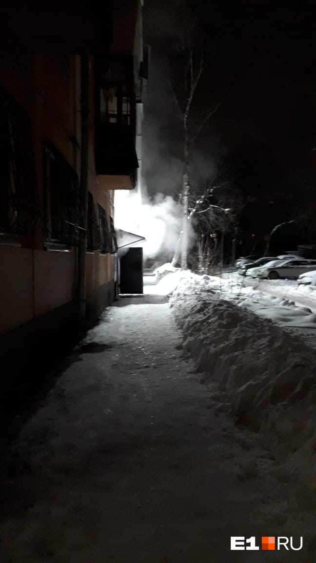 Из подъезда валит пар Из подъезда валит пар