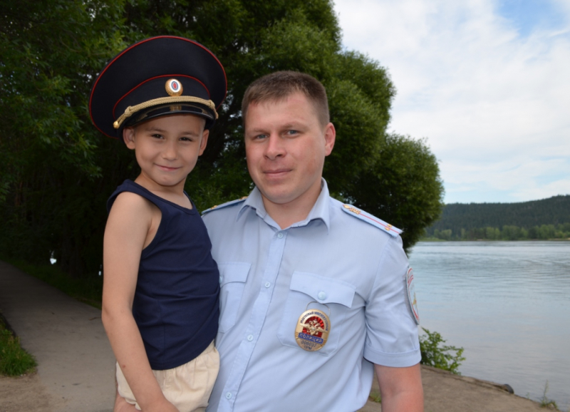 Мальчик поблагодарил дядю Мишу и пообещал тоже стать полицейским Мальчик поблагодарил дядю Мишу и пообещал тоже стать полицейским