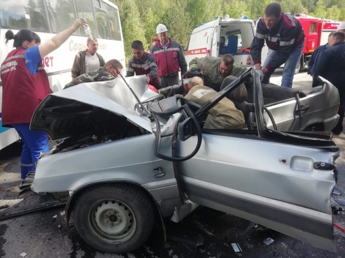 В легковушке пострадали трое, но в больницу увезли только одного В легковушке пострадали трое, но в больницу увезли только одного