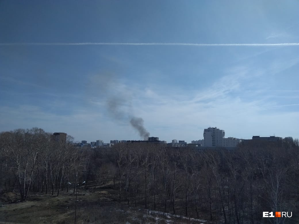 Черный дым над городом: возле Южного автовокзала вспыхнул пожар |  11.04.2019 | Екатеринбург - БезФормата