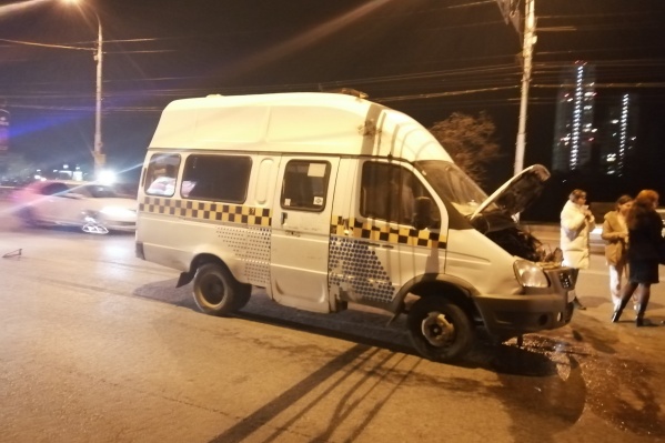 После аварии водитель быстро снял с машины все опознавательные знаки После аварии водитель быстро снял с машины все опознавательные знаки 
