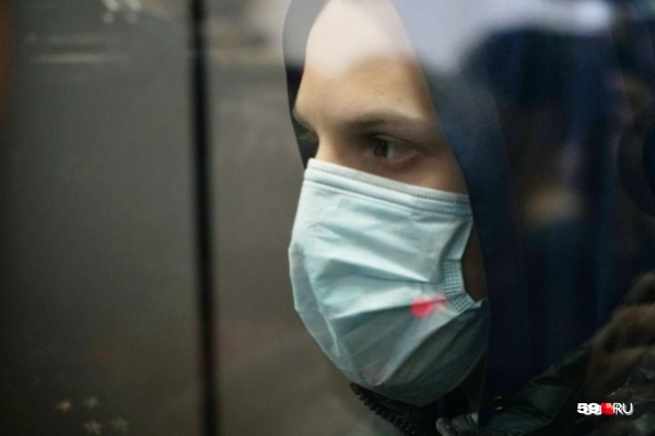 На суде подросток прятал лицо за медицинской маской На суде подросток прятал лицо за медицинской маской