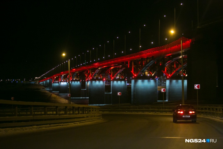 Очевидцы сообщили диспетчеру об упавшем с 4 моста в Красноярске мужчине