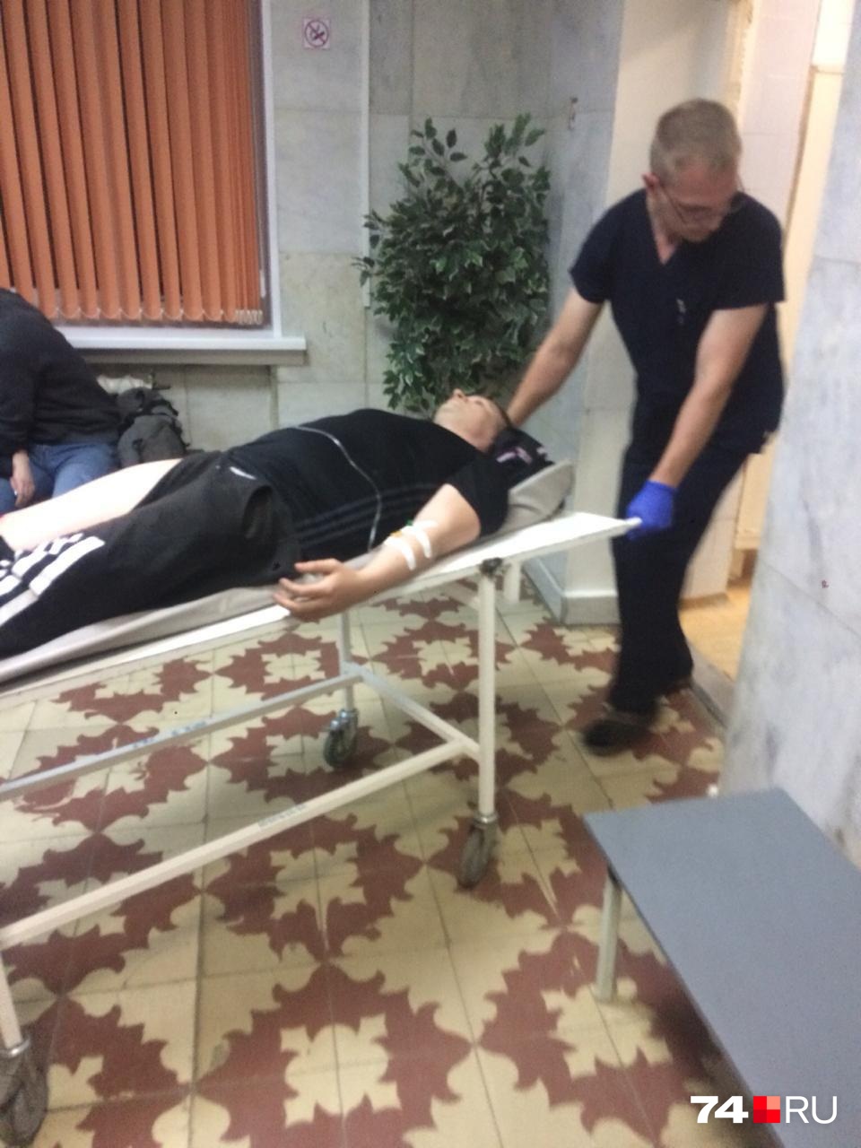 С места ДТП с сильнейшей болью мотоциклиста увезли в больницу С места ДТП с сильнейшей болью мотоциклиста увезли в больницу 