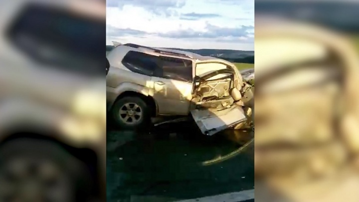На трассе Пермь - Екатеринбург Land Cruiser Prado въехал в легковушку: погибли три человека