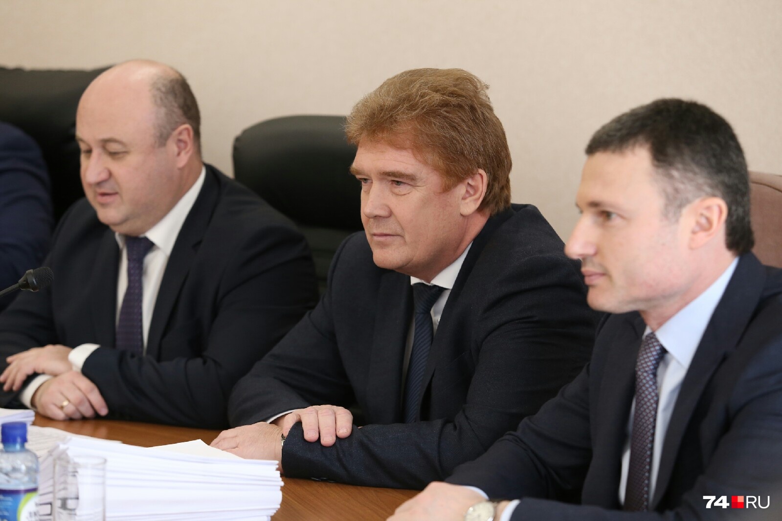Владимир Елистратов (в центре) занял место в президиуме, других кандидатов не видно Владимир Елистратов (в центре) занял место в президиуме, других кандидатов не видно