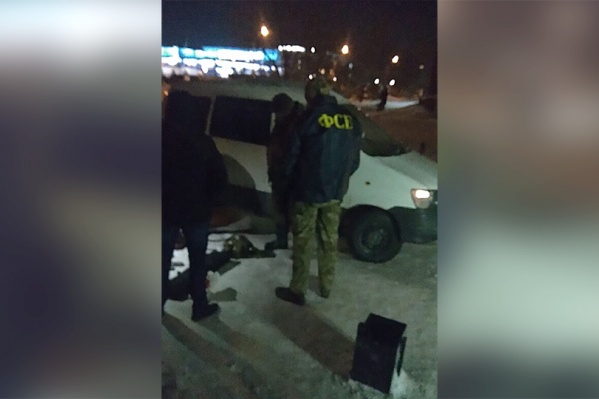 Людей в куртках с надписью «ФСБ» на спинах заметили неподалёку от спортивного центра «Армада» Людей в куртках с надписью «ФСБ» на спинах заметили неподалёку от спортивного центра «Армада»