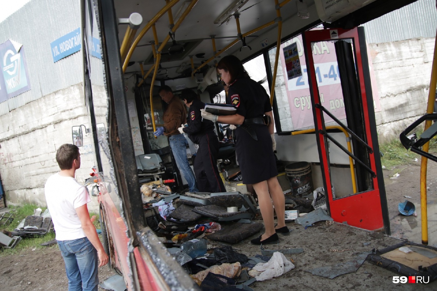 Автобус с завода «Нефаз» врезался в дом в Перми: погибла женщина, еще 32 человека получили травмы