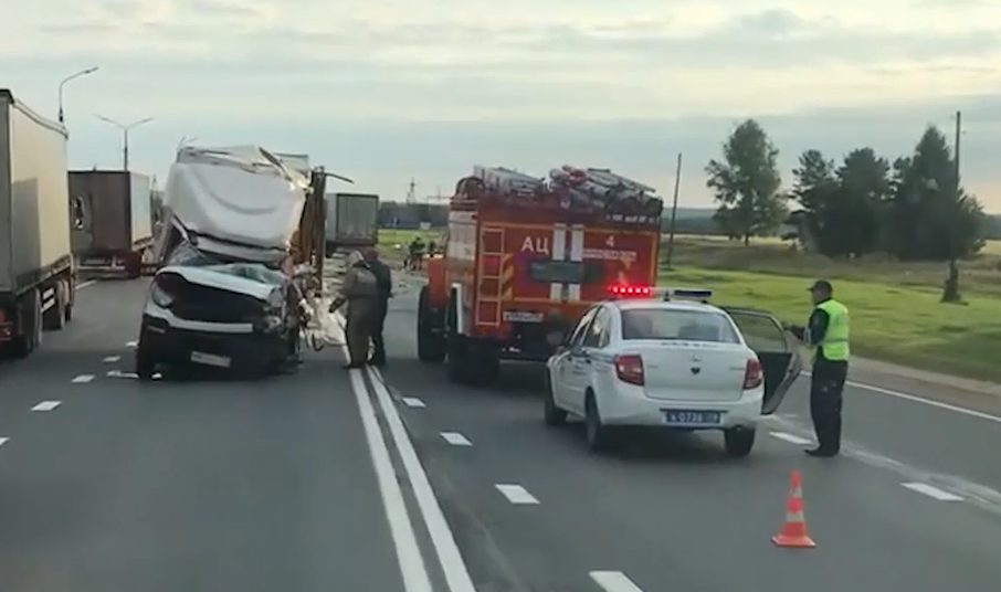 Стало известно, кто был за рулём разбившегося грузовика на М-8 в Ярославском районе
