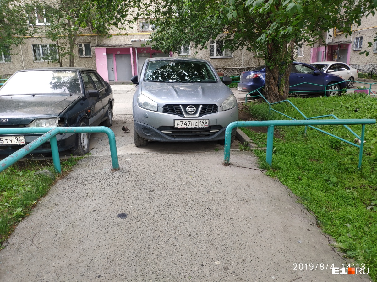 «Я паркуюсь как...»: автохамы в Екатеринбурге захватывают остановки и входы в торговые центры