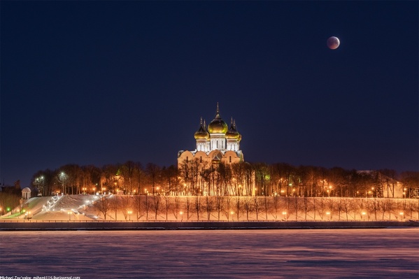 Фотограф снял затмение с Тверицкой набережной Фотограф снял затмение с Тверицкой набережной