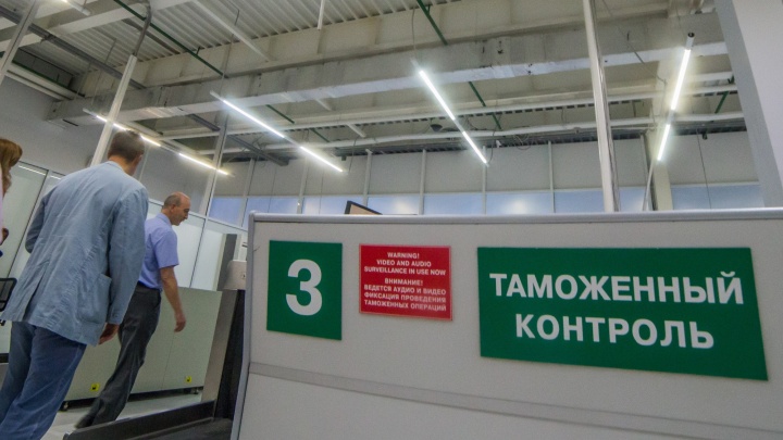 Китайца с чемоданом валюты поймали в аэропорту Толмачёво