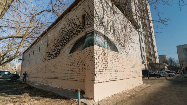 В Перми коммунальщики закрасили граффити «Угол зрения» Александра Жунева