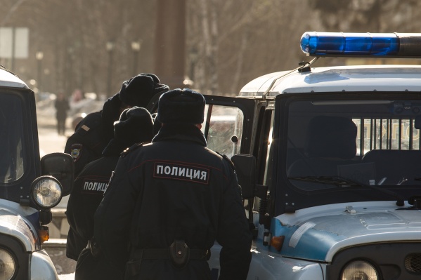 Прошлой ночью полиция забрала из закрытой квартиры мальчика, которого оставили одного Прошлой ночью полиция забрала из закрытой квартиры мальчика, которого оставили одного