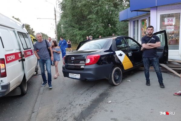 Авария с вылетом такси в цветочный киоск произошла на остановке «Бабушкина» Авария с вылетом такси в цветочный киоск произошла на остановке «Бабушкина»