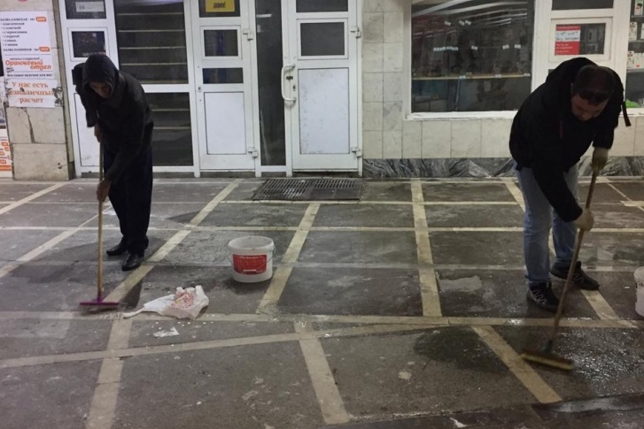 Ночью переход отмывали 12 человек Ночью переход отмывали 12 человек