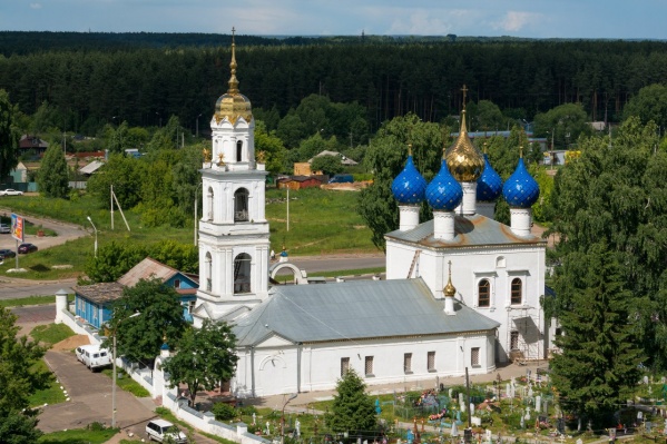 На месте синего домика за храмом сейчас большая двухэтажная постройка в сайдинге На месте синего домика за храмом сейчас большая двухэтажная постройка в сайдинге