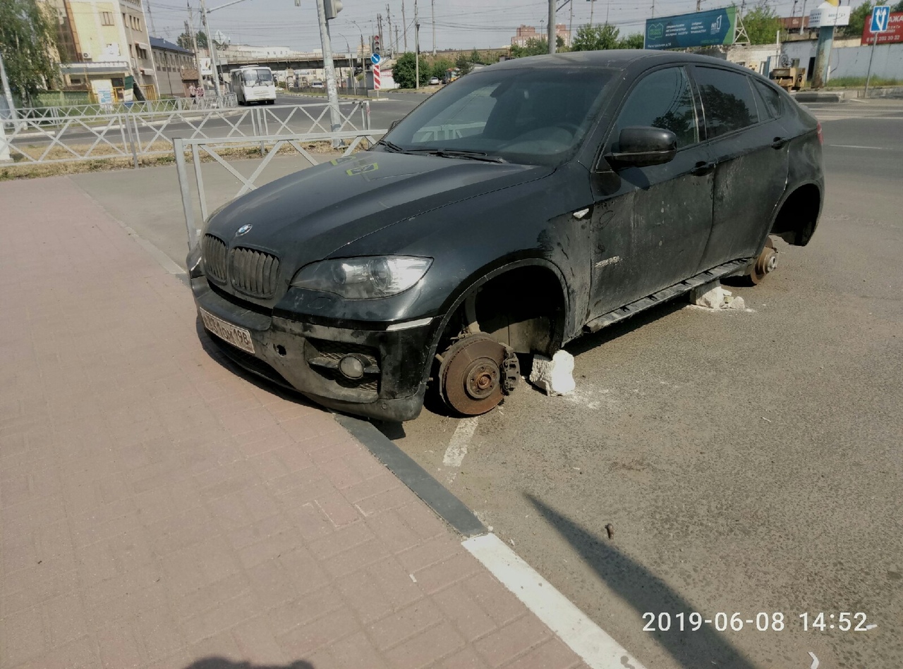 Машина стоит на Вспольинском поле Машина стоит на Вспольинском поле