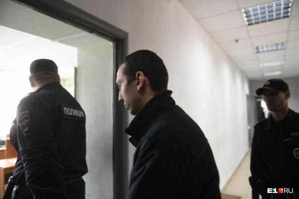 На заседании в Ленинском районном суде Владимир Васильев уверял, что раскаивается, и просил отпустить его домой. Но судья ему не поверил На заседании в Ленинском районном суде Владимир Васильев уверял, что раскаивается, и просил отпустить его домой. Но судья ему не поверил