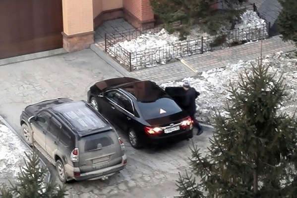 Читатель НГС увидел вице-мэра Артёма Скатова на служебной машине, когда тот был занят семейными делами Читатель НГС увидел вице-мэра Артёма Скатова на служебной машине, когда тот был занят семейными делами