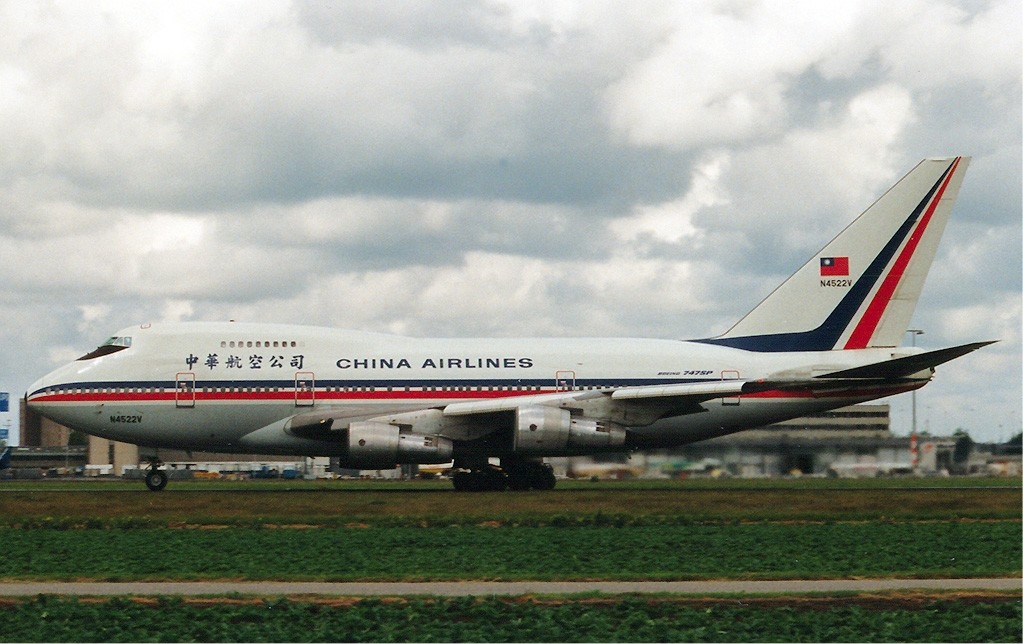 До работы в China Airlines командир воздушного судна и второй пилот служили в ВВС Китайской Республики, но никто из них не летал на истребителях и не имел опыта высшего пилотажа До работы в China Airlines командир воздушного судна и второй пилот служили в ВВС Китайской Республики, но никто из них не летал на истребителях и не имел опыта высшего пилотажа
