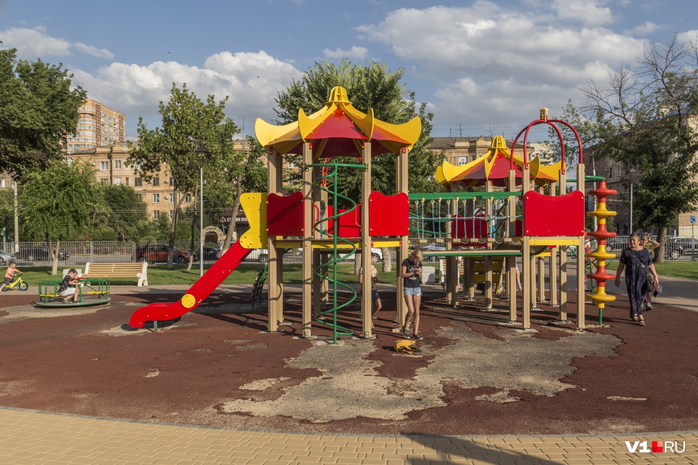 Сказочные разборки: строители волгоградского парка ищут виновного в дырах на детской площадке
