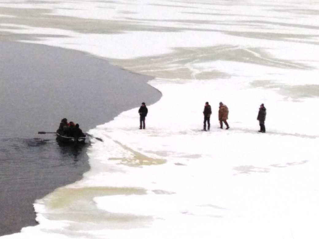 На Волге отколовшаяся льдина унесла восемь человек