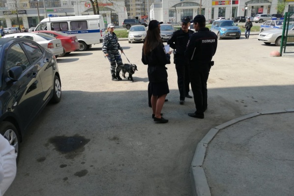 Полицейские приезжали в офисы Сбербанка в Екатеринбурге, но опасных предметов там не нашли Полицейские приезжали в офисы Сбербанка в Екатеринбурге, но опасных предметов там не нашли