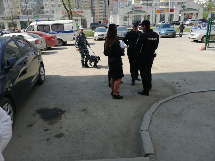 Полицейские приезжали в офисы Сбербанка в Екатеринбурге, но опасных предметов там не нашли Полицейские приезжали в офисы Сбербанка в Екатеринбурге, но опасных предметов там не нашли