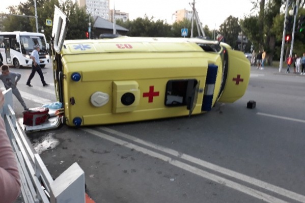 От удара скорая упала на бок От удара скорая упала на бок