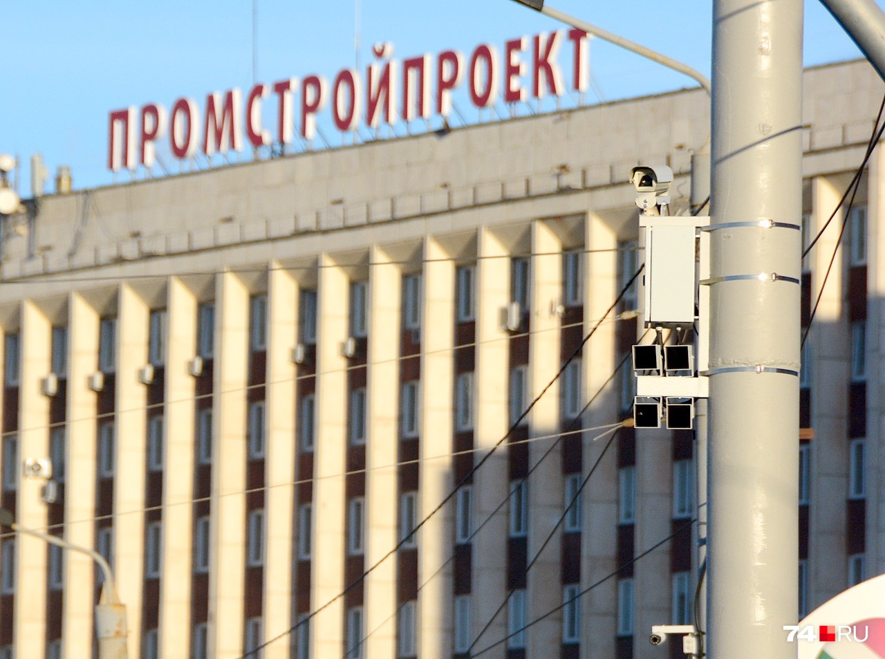 За перекрёстком присматривают камеры «Птолемей-СМ», которые умеют распознавать запрещённые повороты. Правда, именно здесь <a href="https://74.ru/text/auto/65825251" class="_">они
временно не работают</a> За перекрёстком присматривают камеры «Птолемей-СМ», которые умеют распознавать запрещённые повороты. Правда, именно здесь <a href="https://74.ru/text/auto/65825251" class="_">они
временно не работают</a>