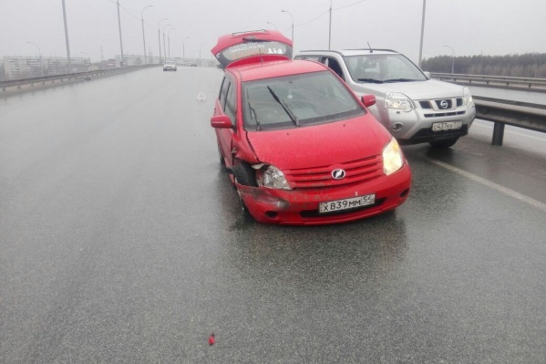 Водителя Toyota Ist увезли врачи скорой помощи Водителя Toyota Ist увезли врачи скорой помощи