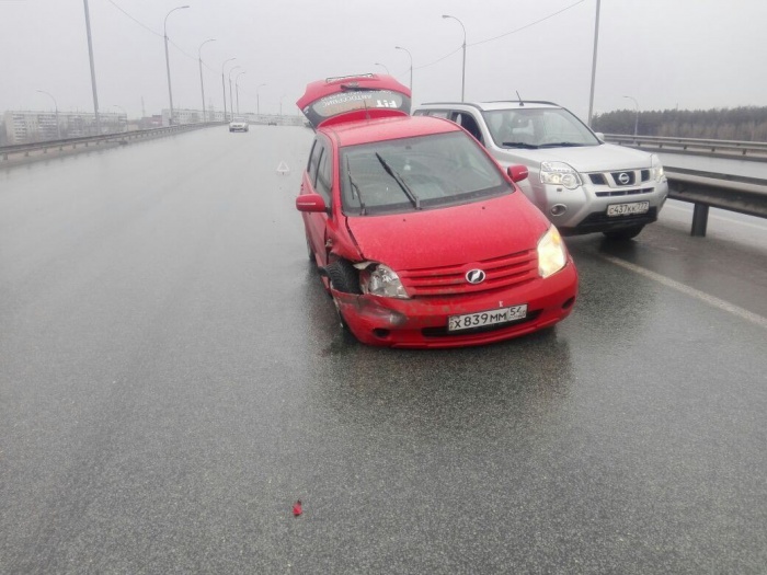 Водителя Toyota Ist увезли врачи скорой помощи Водителя Toyota Ist увезли врачи скорой помощи