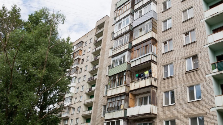 Родители не заметили: в Ярославле из окна многоэтажки упал полуторагодовалый мальчик